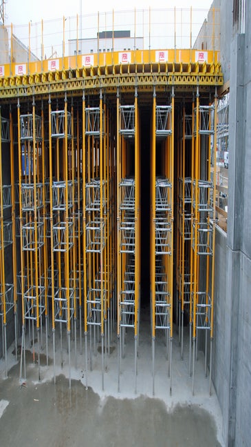 Dækforskalling med MULTIPROP tårne og GT 24 dragere som strøer og rideplanker til gymnastiksalen. <br/>