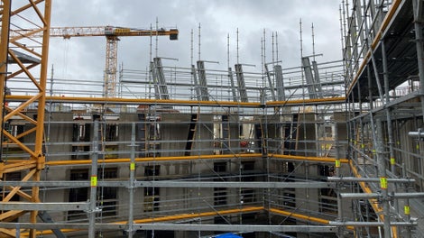 Dankzij de flexibiliteit van het PERI UP Flex en het oplossingsgerichte denkvermogen van SSvD, zijn de aparte vormen van het Ebbingehof geen probleem.