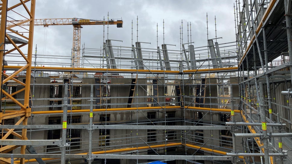 Dankzij de flexibiliteit van het PERI UP Flex en het oplossingsgerichte denkvermogen van SSvD, zijn de aparte vormen van het Ebbingehof geen probleem.