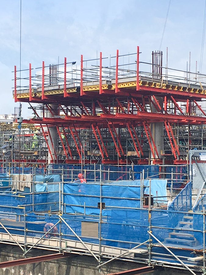 An overview of PERI VARIOKIT Cantilevers before the casting stage.