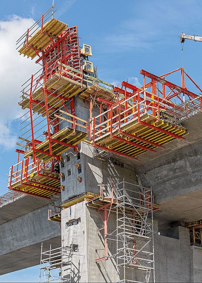 Deskowanie samowspinające RCS do wykonania pylonów mostu.