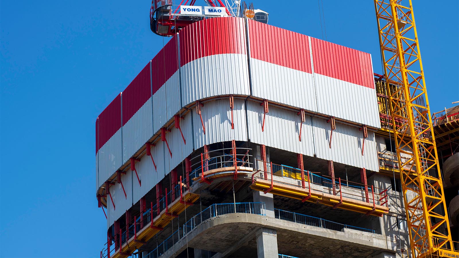 מערכת פנלי הגנה היקפית מסוג RCS-P לחזיתות הפתוחות, מעוגלים לפי גאומטריית הבניין.