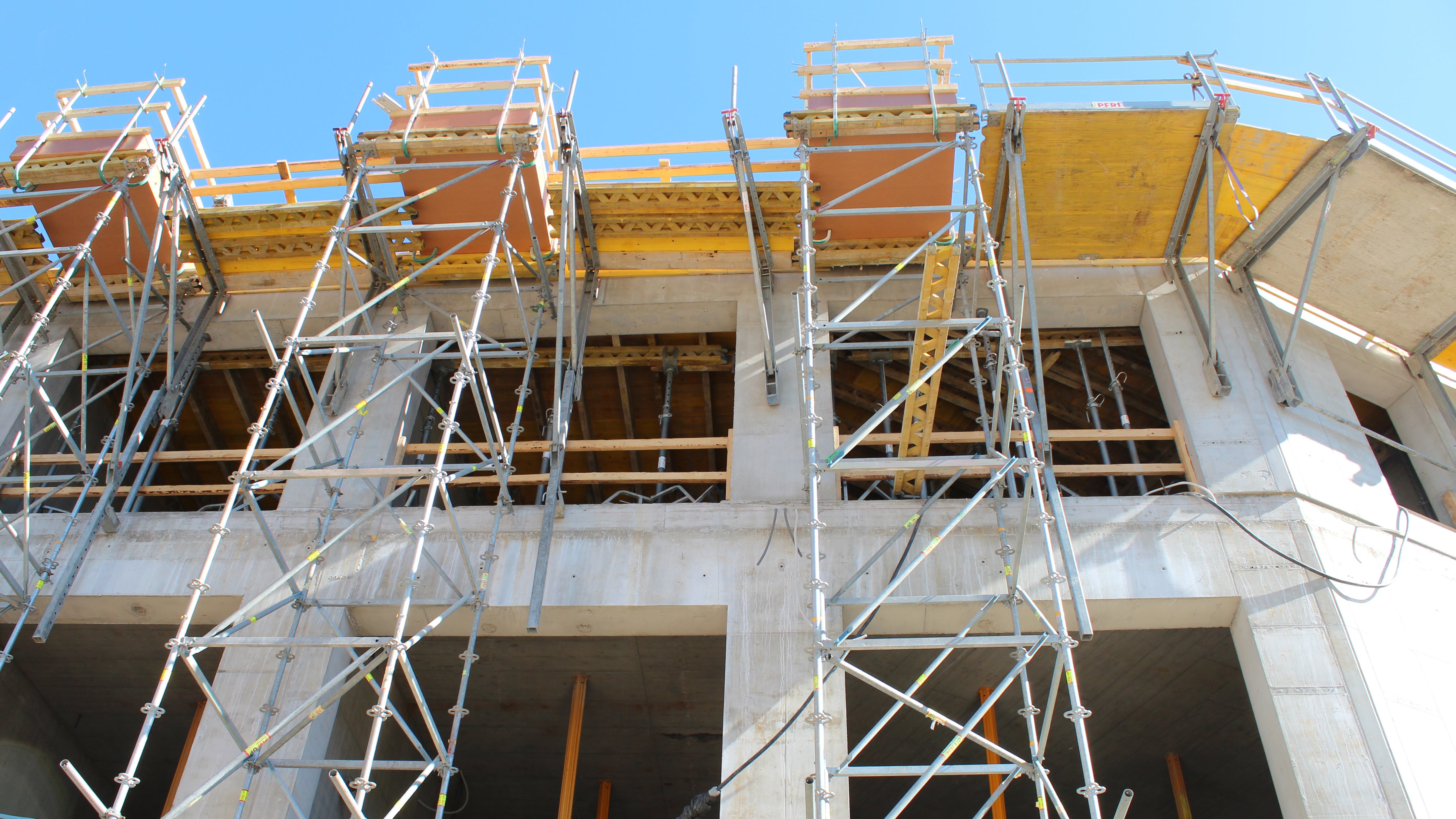 Atlaksessa käytettiin myös PERI UP -telineitä yli 12 metriä korkealle tulevan laatan tuennassa.