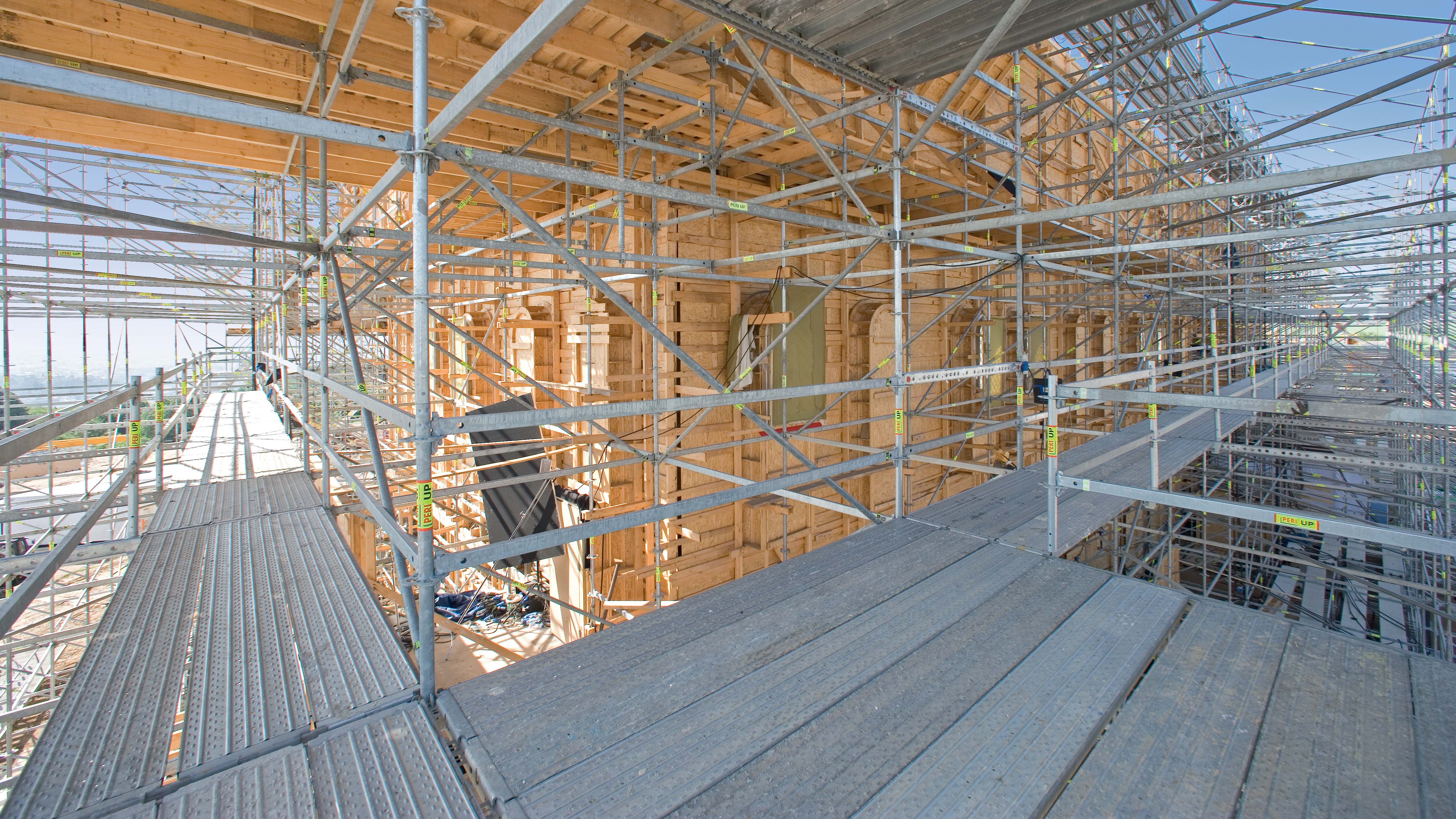 Ve všech místech byly osazeny podlahy s protiskluzovou úpravou ze systému PERI UP.