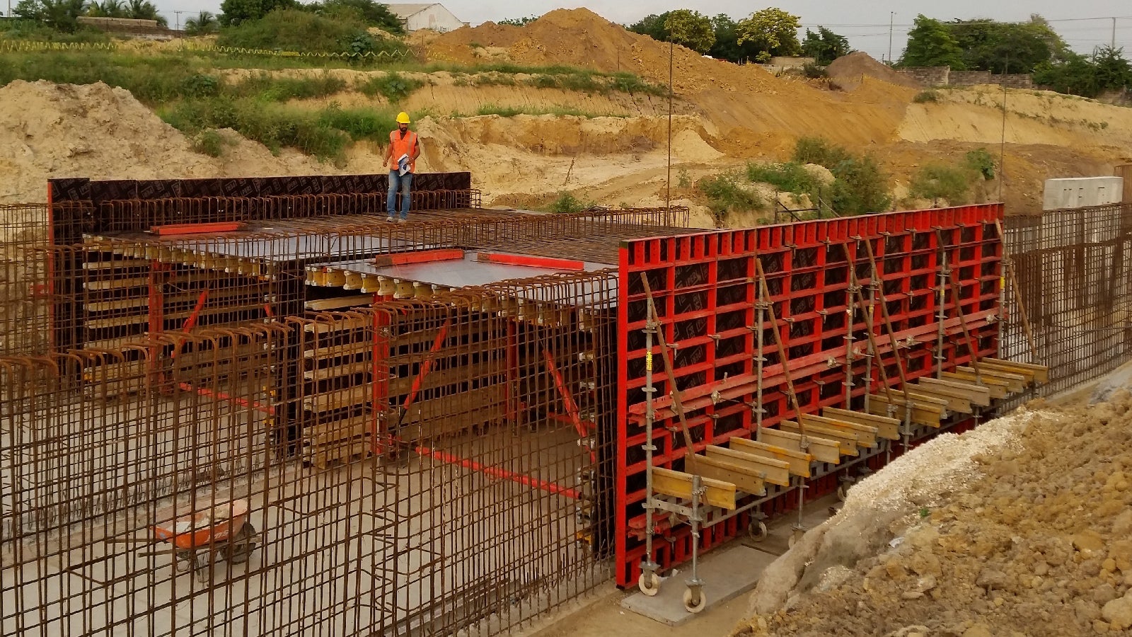 Disposición general de los equipos para armado de Box Culverts/Alcantarillas con encofrado interno en VarioVT-20, Cajón rodante RKR y encofrado externo LIWA. 