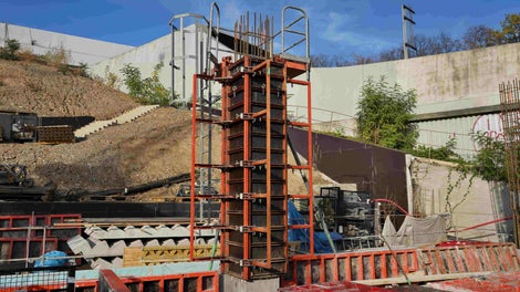 Sloupové bednění QUATTRO s výstupem zabezpečeným ochranným košem.