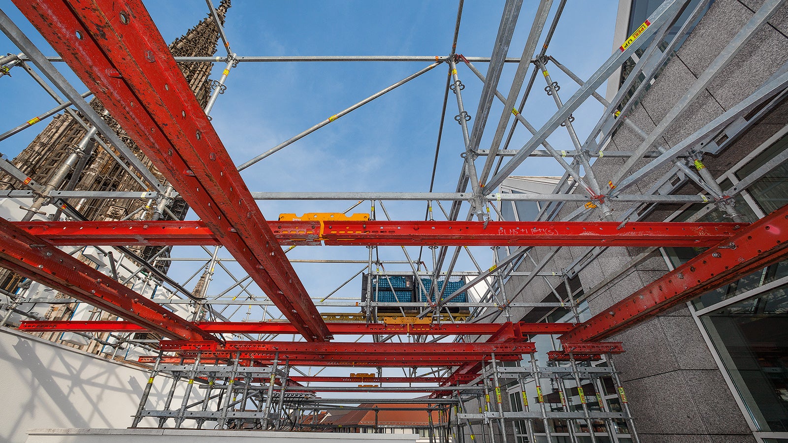 On unstable substrates or in confined spaces, VARIOKIT can be used as a load-bearing base for various applications of the PERI UP Scaffolding Kit.