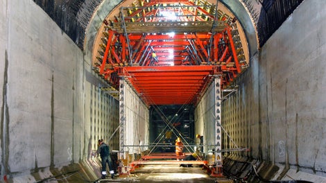 Holvimuottirakenteeseen laitettiin muotin siirron ajaksi aputukia, jotta siirto ei aiheuttaisi muottiin muodonmuutoksia.<br/>