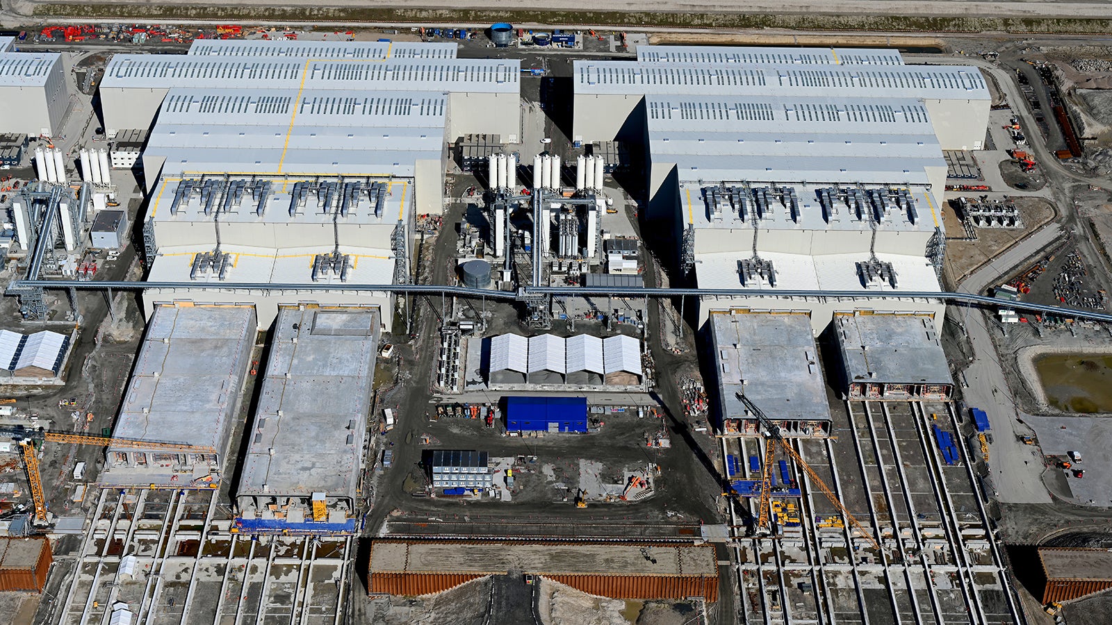 The immersed tunnel has a total width of 42,00 m and comprises five tunnel corridors. PERI supplied the formwork to produce the 79 standard tunnel elements, each 217,00 m in length and weighing 73.000 t.<br/>(Photo: Femern A/S)