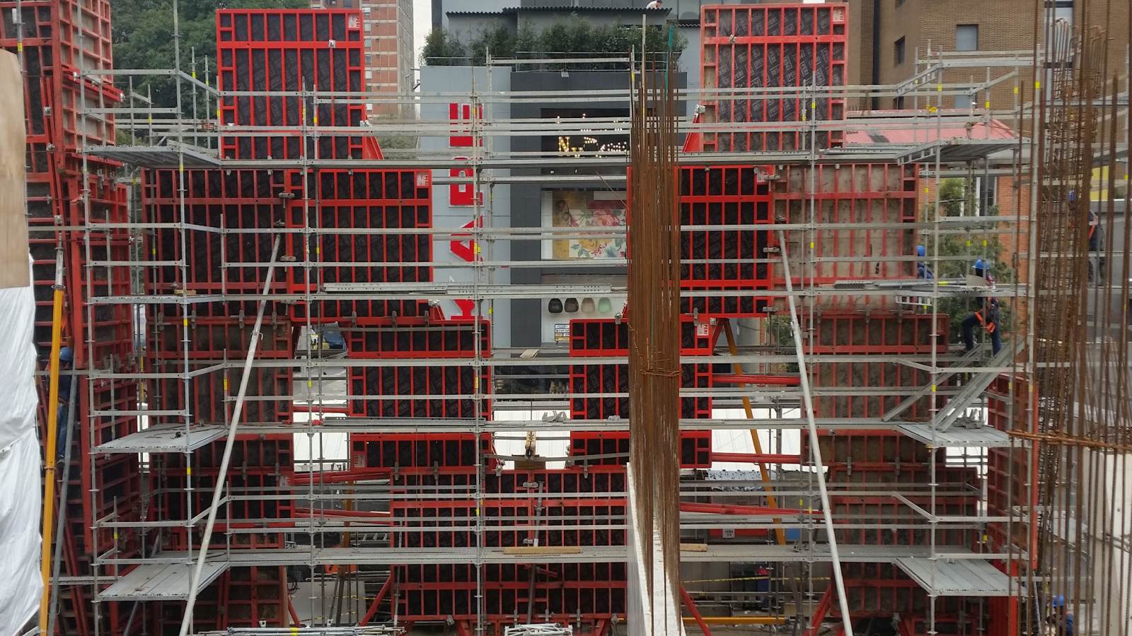 Proceso de armado de la columna más grande y compleja llamada M/W, que constaba de 6 ramales o lados con diferente sección cada uno. El encofrado empleado fue TRIO, internamente se realizaron negativos que permitieron conformar la geometría deseada.