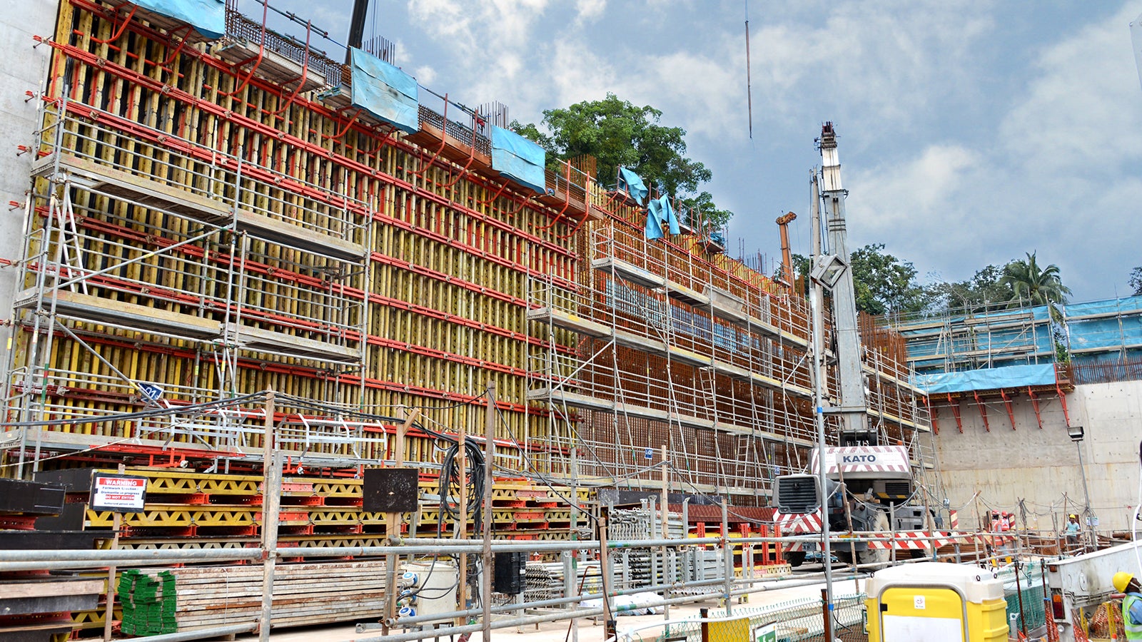 With minimal tower crane on site, PERI systems are made possible to design the big wall panel around the shaft.