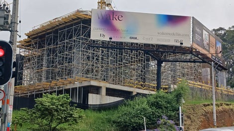 Torres de carga PERI UP Flex en combinación con el versátil encofrado para losas MULTIFLEX.