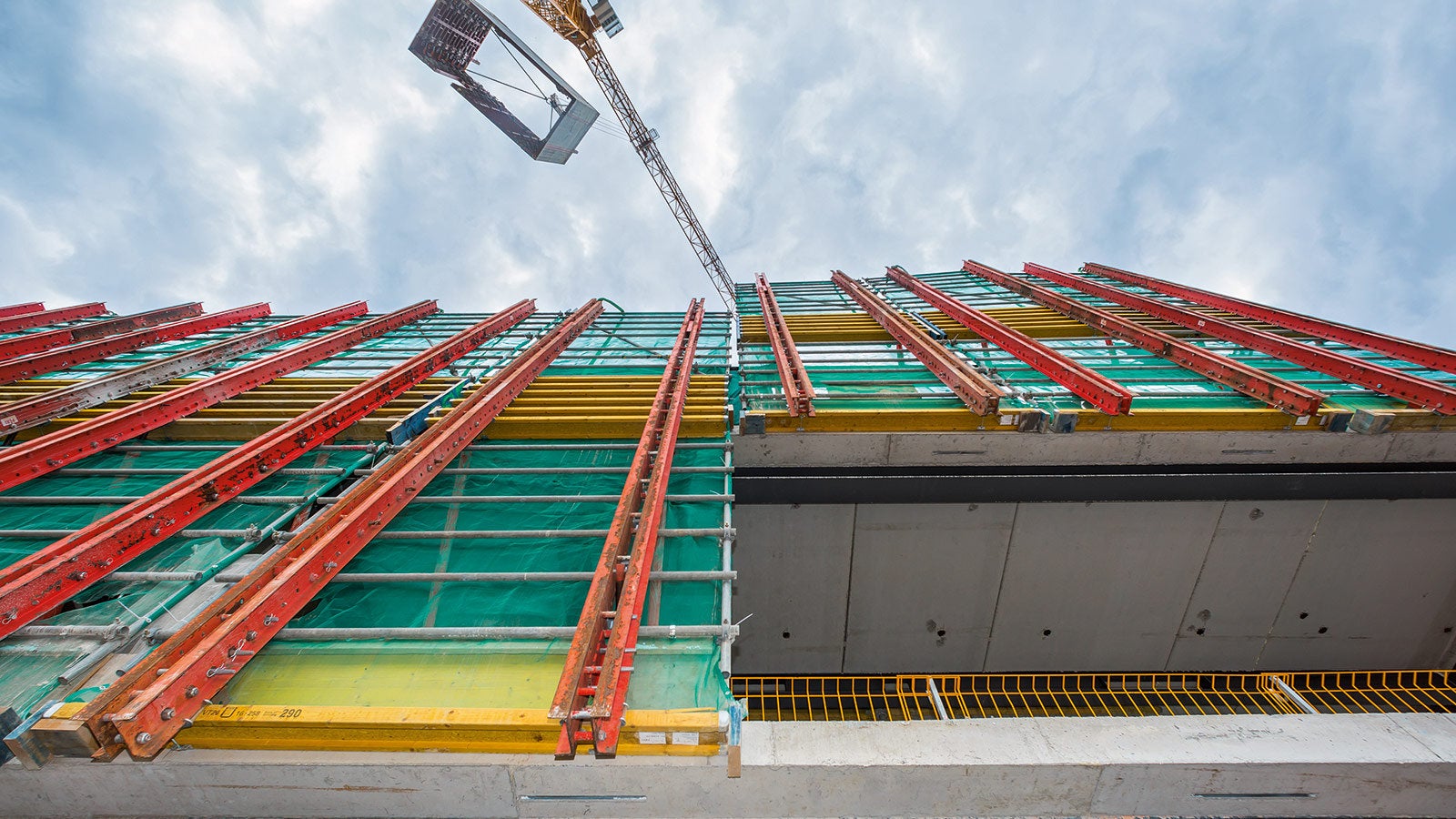 Das Umsetzen der RCS Klettereinheiten erfolgte je nach vorhandener Krankapazität entzerrt vom restlichen Bauablauf. Ein weiteres Plus der PERI Lösung für den raschen Baufortschritt war die Tatsache, dass die Stirnabschalung für die Geschossdecken bereits in die Schutzwand integriert waren.