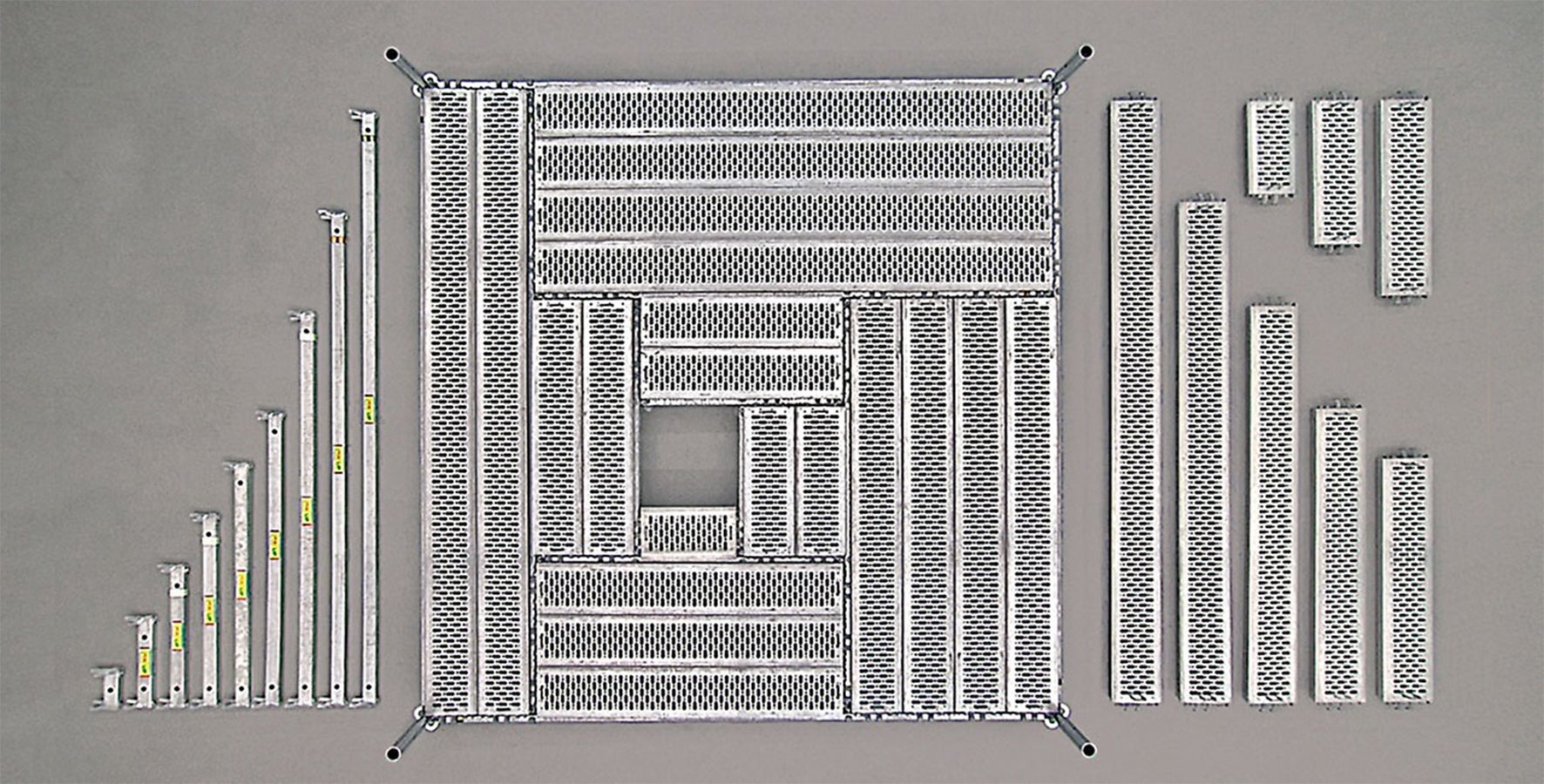 Moduł szerokości podestów rusztowaniowych PERI UP wynosi 25 cm. Dzięki temu można szczelnie zakryć wszystkie pola rusztowania roboczego.