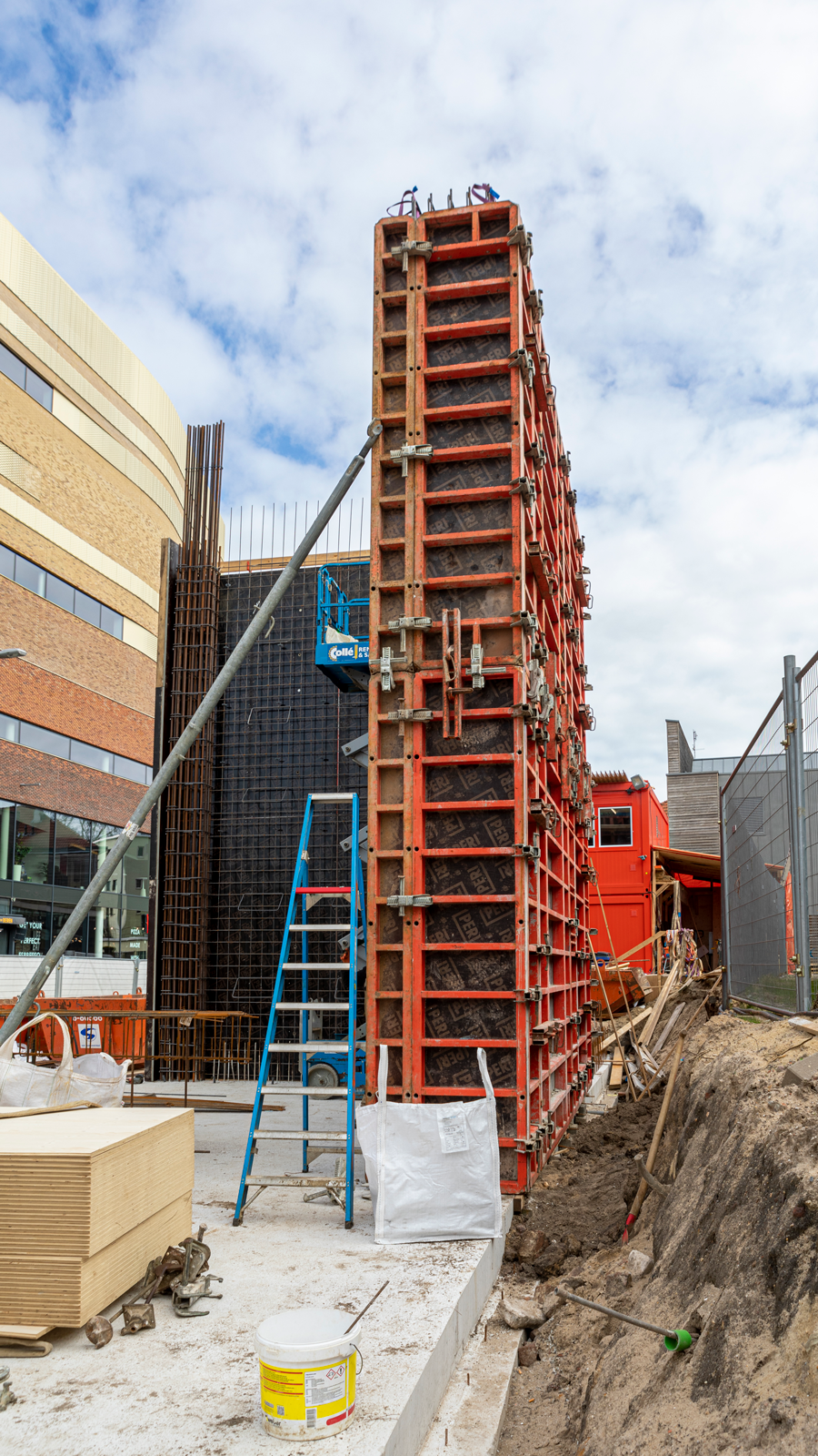 De QUATTRO kolombekisting is met slechts één kraanbeweging verplaatsbaar als complete unit inclusief schoren en stortplatform. Ideaal wanneer er sprake is van beperkte werkruimte.