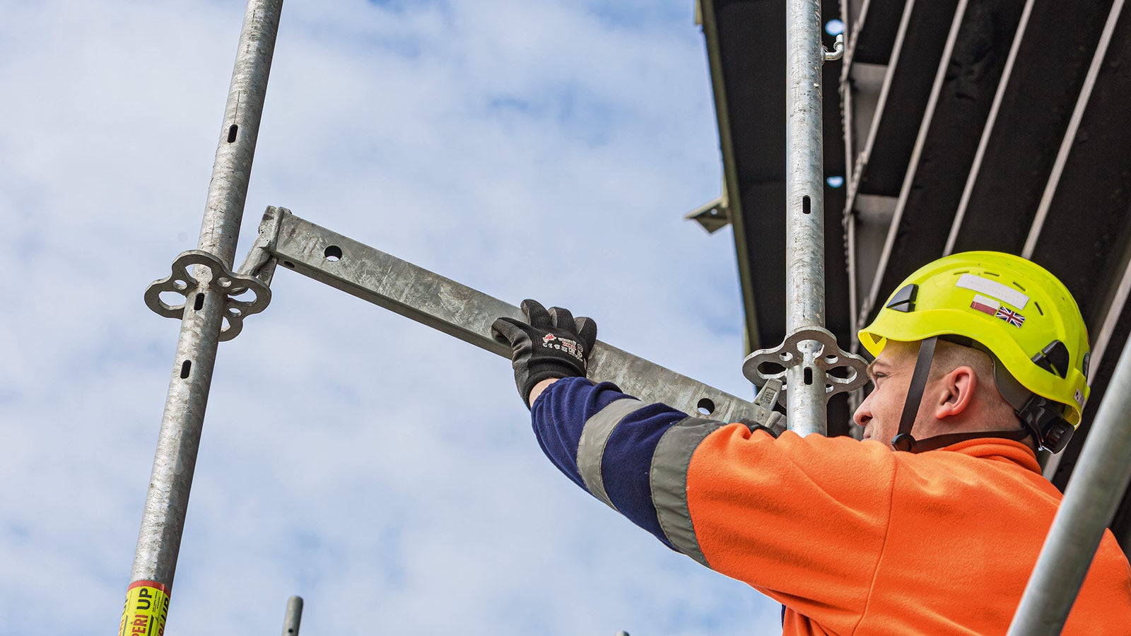 Durch den Gerüstknoten am Easy Stiel ist PERI UP Easy mit den PERI UP Flex Bauteilen für komplexere Geometrien kombinierbar. Dadurch lässt sich auch ein außenliegender Treppenturm einfach und schnell an das Fassadengerüst anbringen.