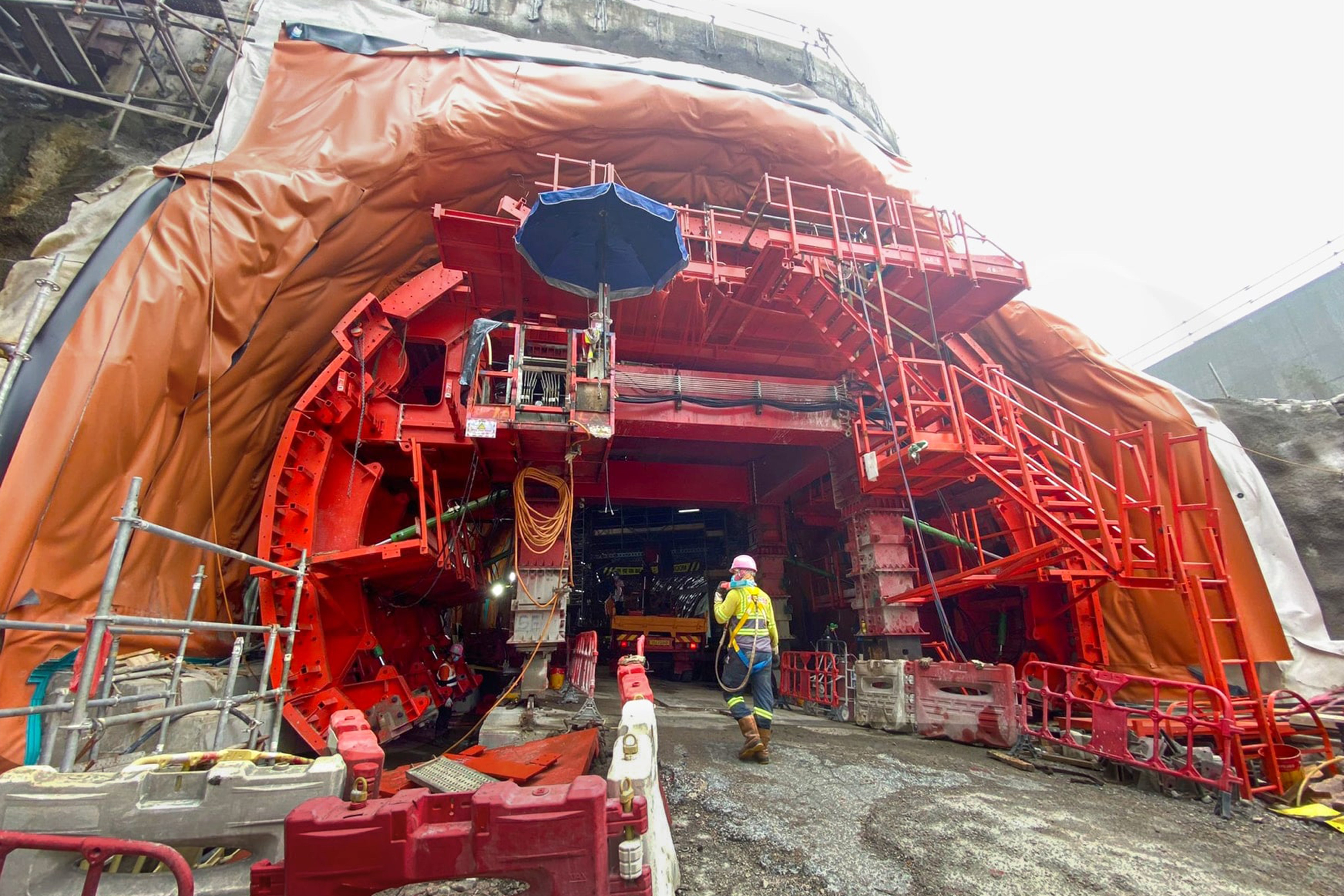 A special steel tunnel traveller was required for the cavern work