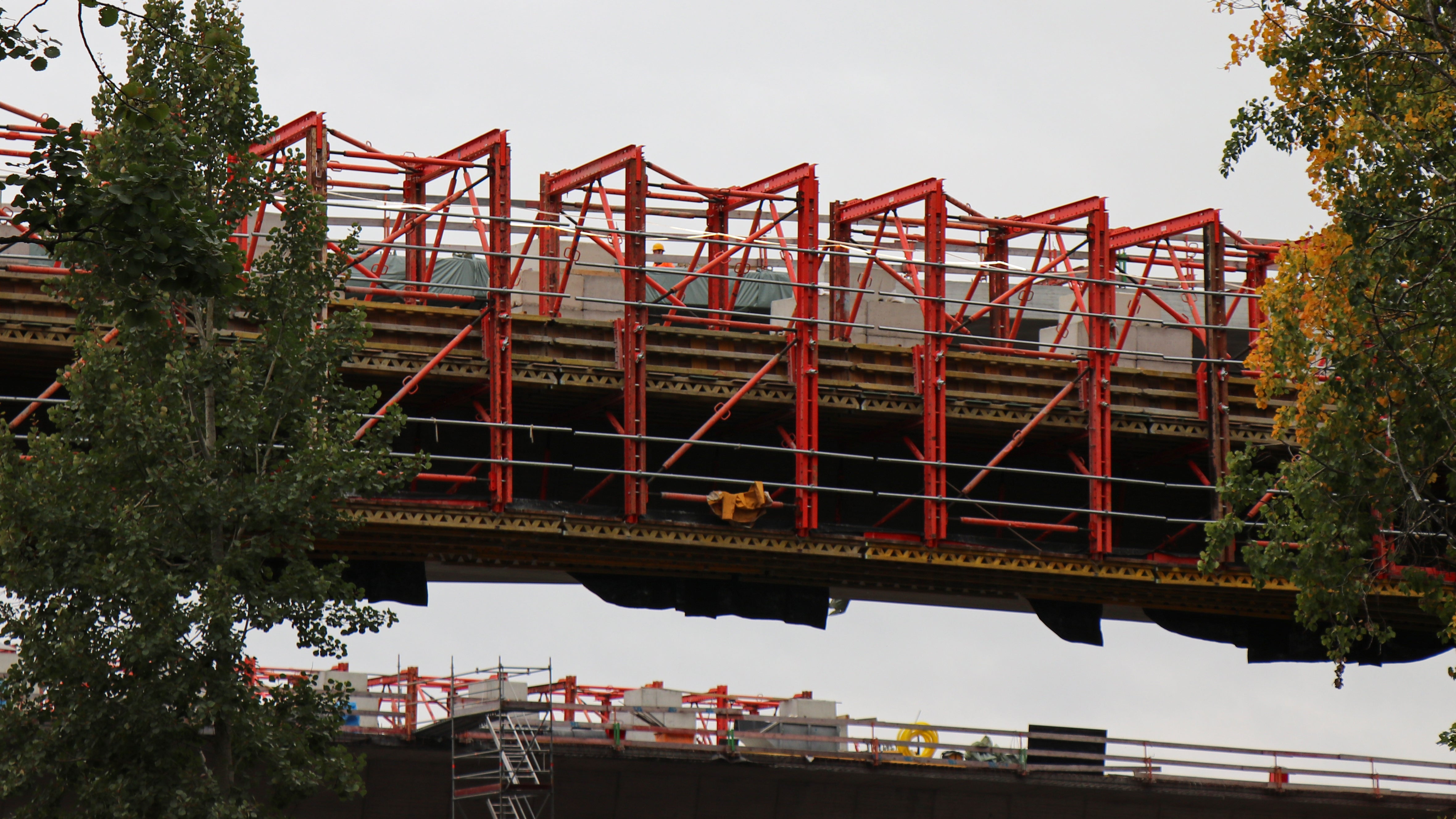 ChatGPT said:<br/><br/>I alt blev der brugt 40 vogne på hver 5 meter for at kunne støbe i alt 200 meter kantbjælke samtidig.<br/>Vognene er sammenkoblet i systemer på hver 40 meter.