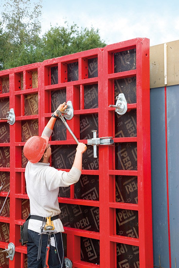 Der MAXIMO Anker ist einseitig bedienbar und spart den Mann auf der Außenseite.