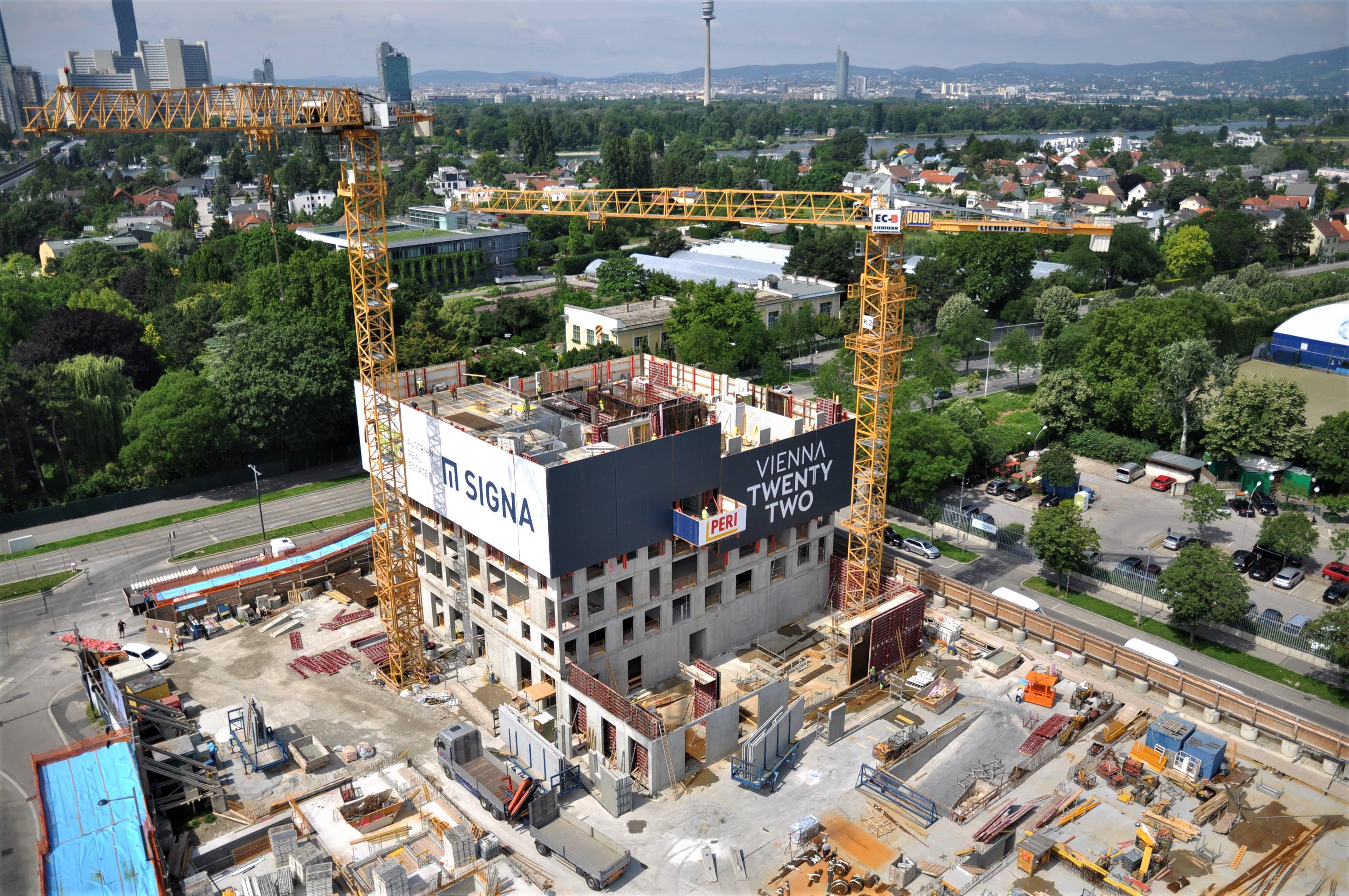 Aufgrund der stetig wechselnden Positionen der Betonfertigteilwände im Außenbereich erfolgt die Verankerung der Kletterschutzwand RCS-P generell im Deckenspiegel. Im Schnitt wird alle fünf Tage ein Geschoss fertiggestellt und die RCS-P Kletterschutzwand kann bei Bedarf mit Hilfe von Hydraulikzylindern in die nächste Position versetzt werden, um den Kran zu entlasten. Die MAXIMO Schalung ist trotz geringerem Personalbedarf deutlich schneller als herkömmliche Rahmenschalungen. Besonders bei sehr hohen Schalungen können durch die einseitige Bedienbarkeit der MAXIMO zusätzliche Arbeitsgerüste als Sicherheitseinrichtung eingespart werden.