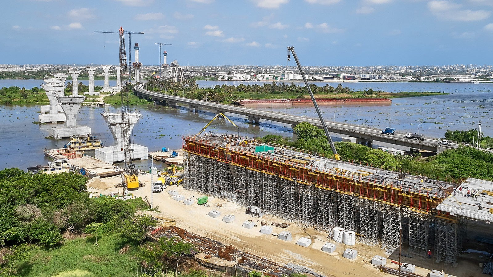 <p>A nova ponte Pudarejo, Barranquilla/Atlántico, Colômbia, com um vão central de 380 m e uma superestrutura de 38 m de largura apoiada por dois postes de 80 m de altura, é considerada uma das estruturas mais representativas da Colômbia.</p><br/>