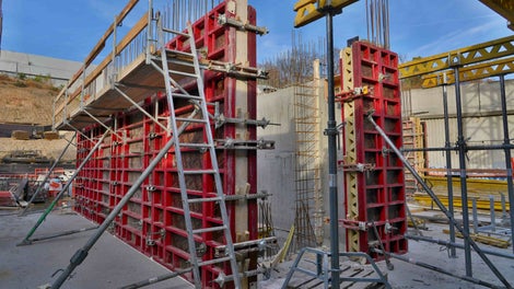 Stěnové bednění MAXIMO opatřené pracovními lávkami.