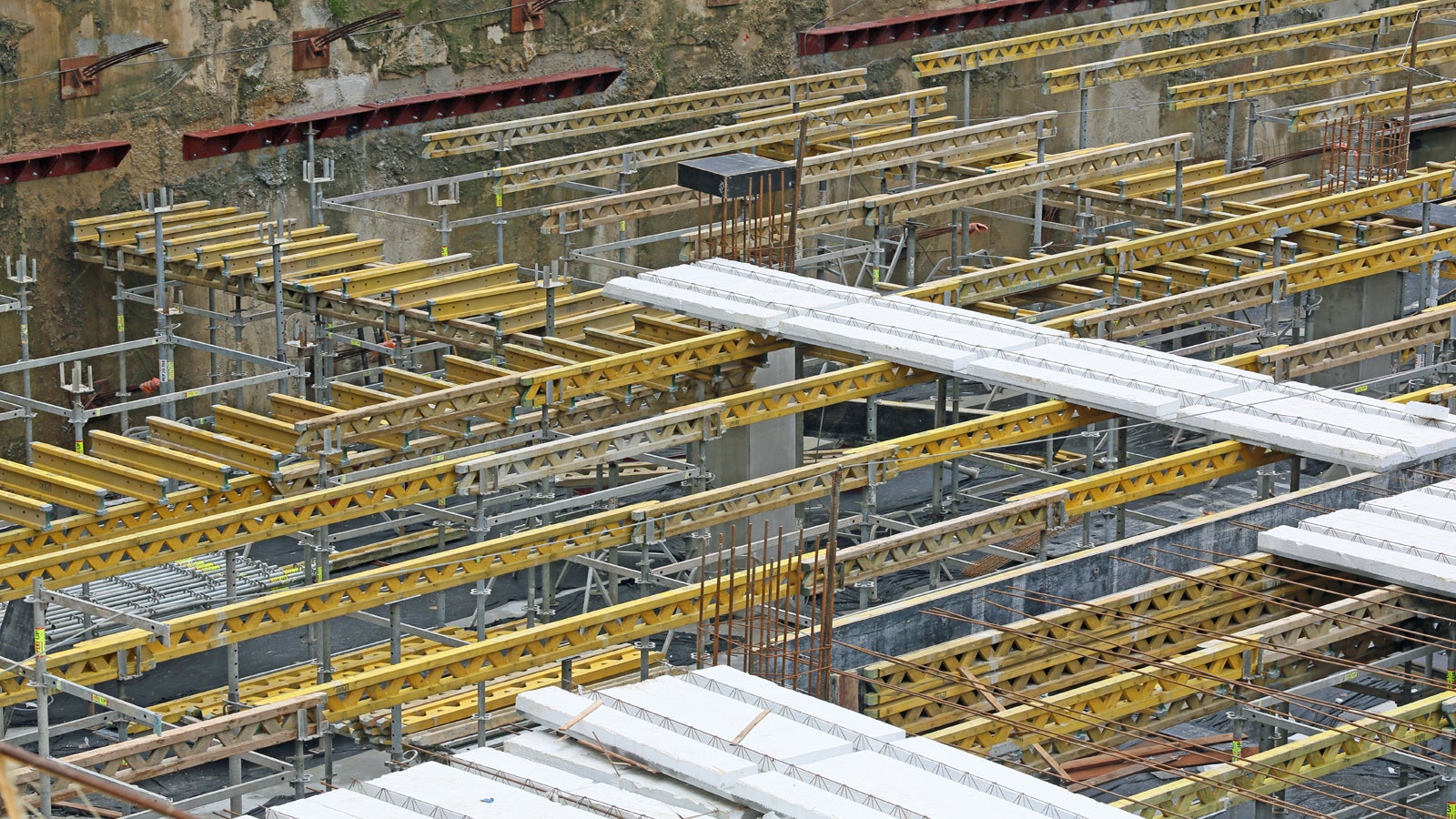 Versatilidade e otimização dos sistemas MULTIFLEX e PERI UP sendo utilizados como escoramento de lajes e vigas das torres e embasamentos do Edifício Comercial Viol 