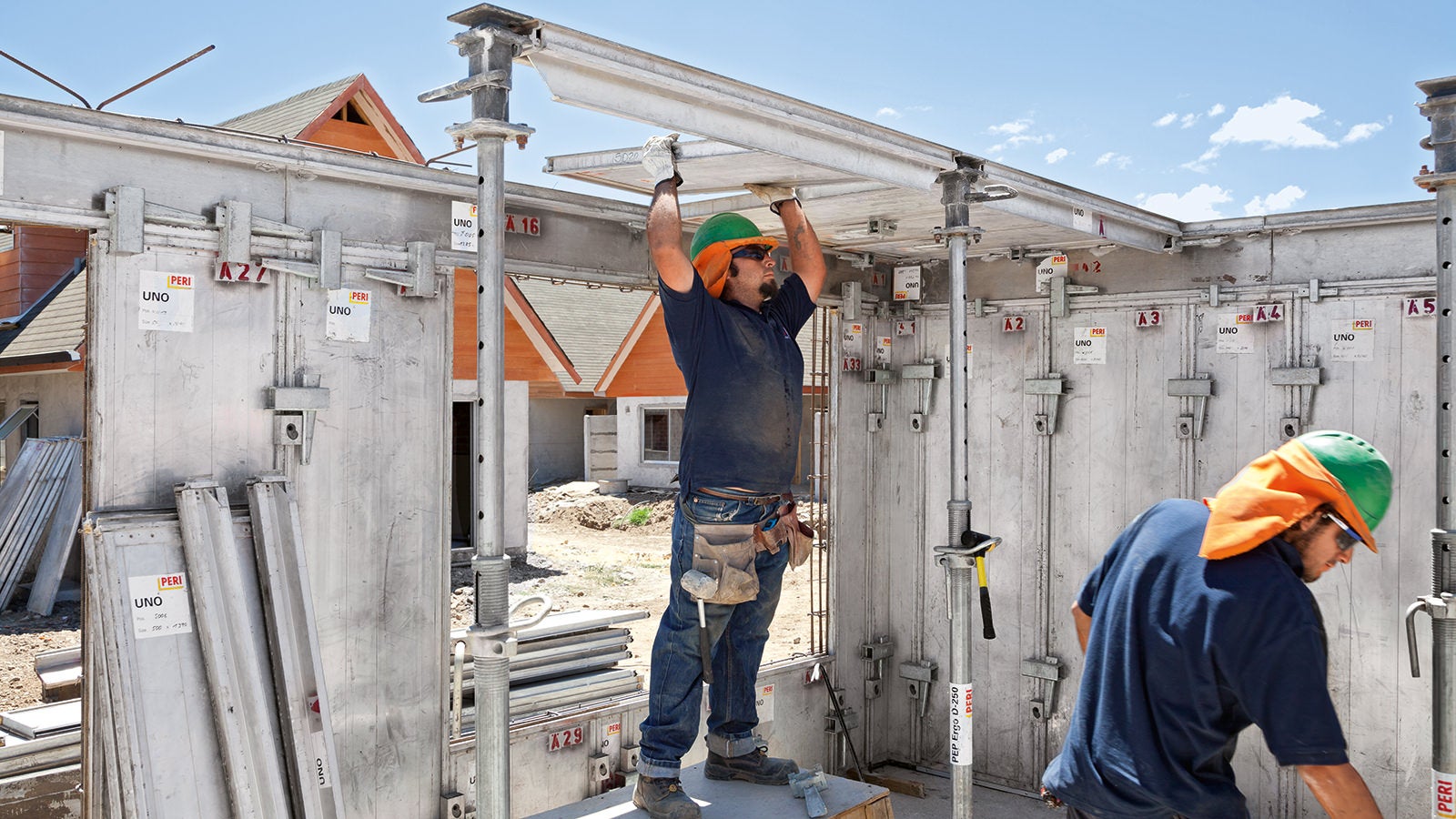 Manual shuttering is possible with the light-weight aluminum UNO elements; sealing profiles prevent the leaking of concrete slurry.