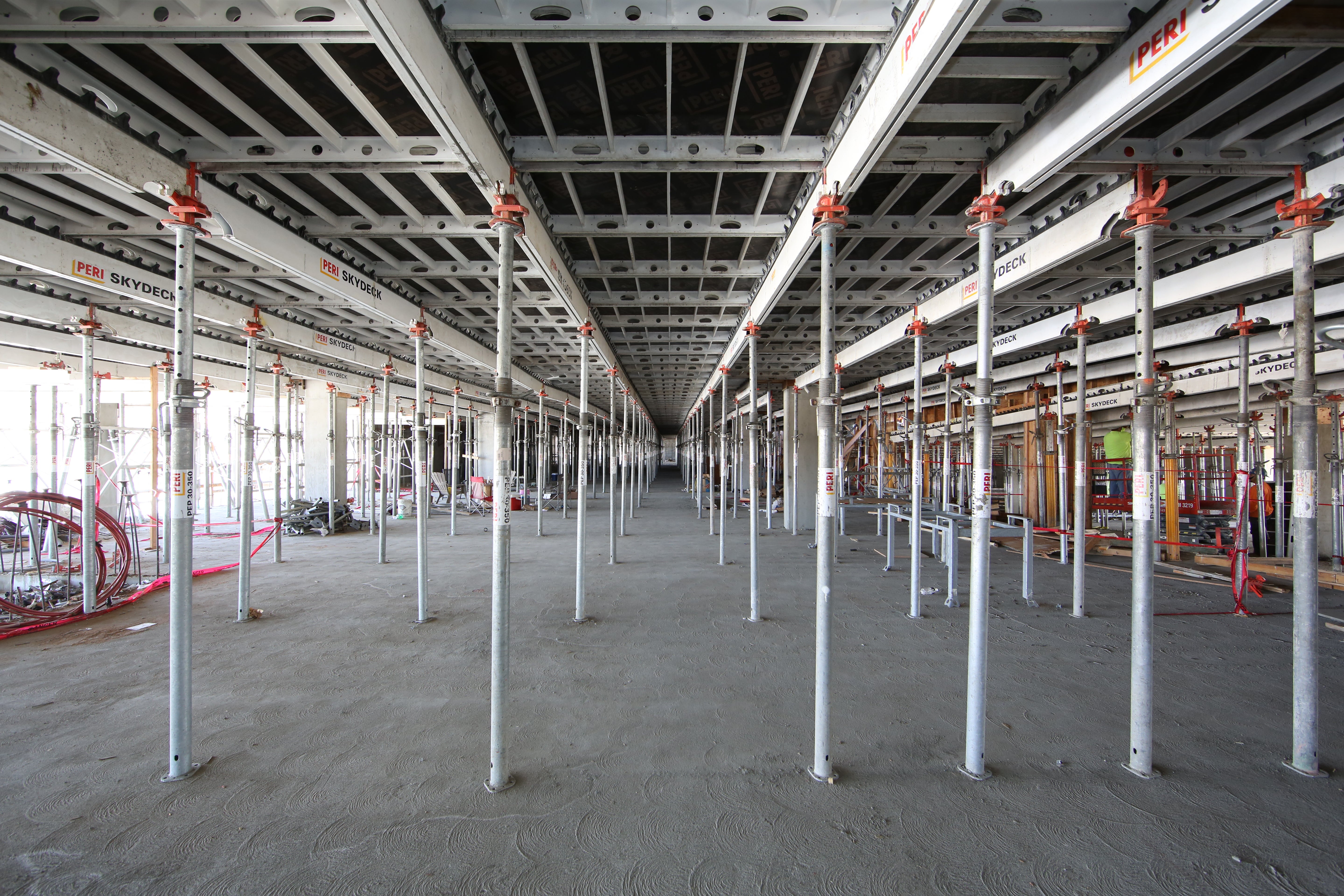 The contractor used 38,000 ft2 of PERI’s SKYDECK drophead shoring system as well as three levels of PEP Ergo shoring to construct the six-level post-tensioned parking structure in just five months.