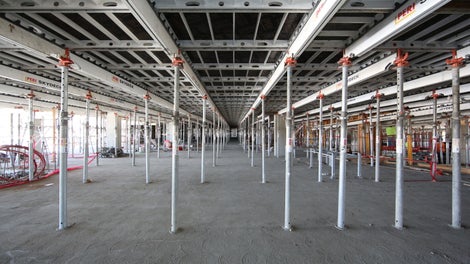 The contractor used 38,000 ft2 of PERI’s SKYDECK drophead shoring system as well as three levels of PEP Ergo shoring to construct the six-level post-tensioned parking structure in just five months.