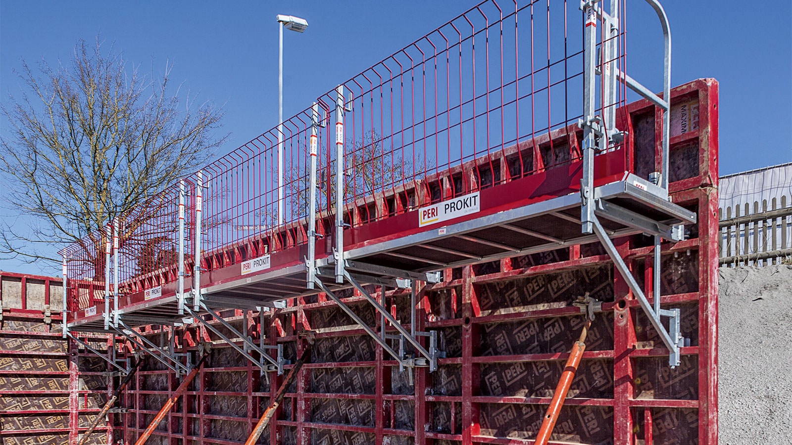 The MXK bracket system provides a high level of safety whilst requiring only a minimum of installation effort. The lightweight system components can be installed on the ground by hand.