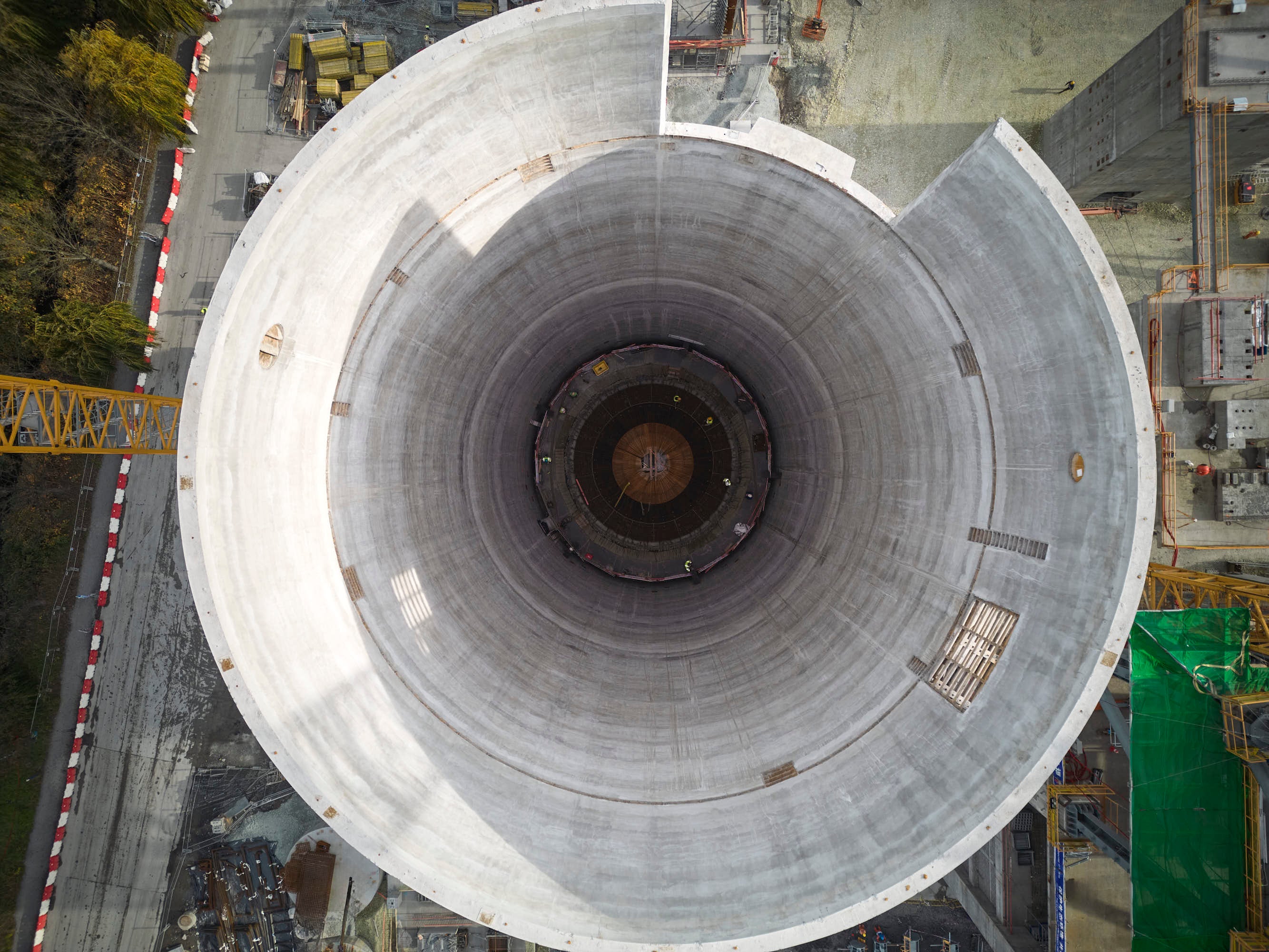 L'un des éléments phares du site, qui devrait être opérationnel d'ici 2029, est un imposant silo de 60 mètres de haut.