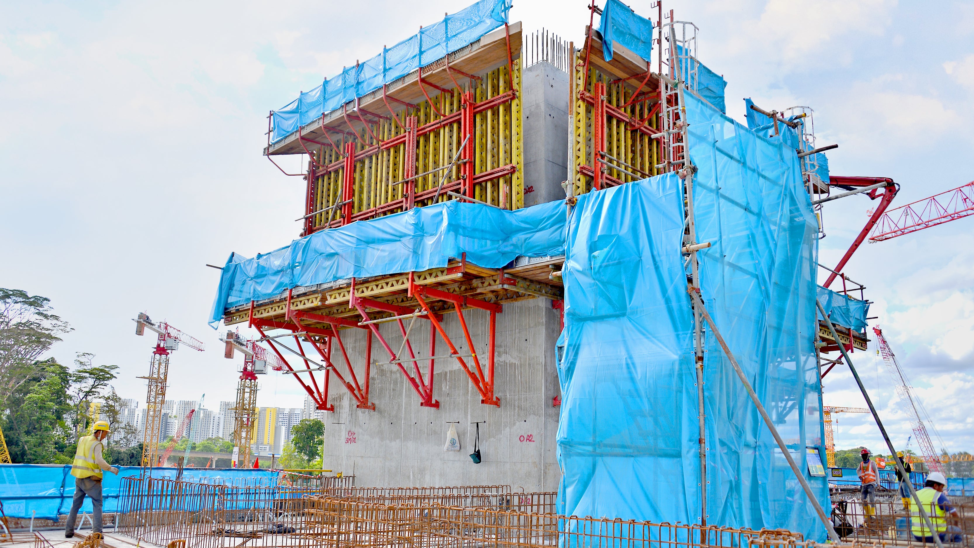 Wallform in retracted position after casting