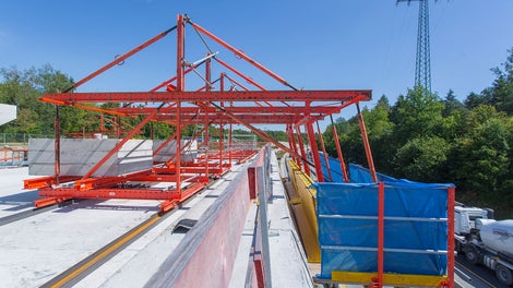 Obenlaufender Gesimskappenwagen