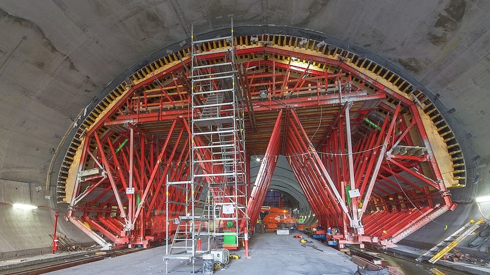 The use of a custom designed and load-optimized formwork carriage results in the simple operation and movement of the large 330m² unit.<br/>(Photo: Images courtesy of TfNSW) 