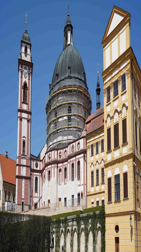 Vnější fasádní lešení na terasách okolo rondelu hlavní lodě se záchytnou sítí.