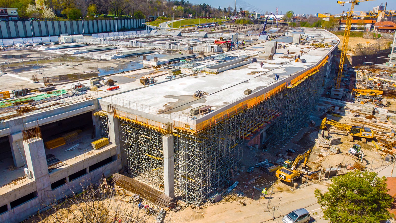 Konstrukcija objekta je izdužena u pravcu koloseka i u osnovi gledano, ima oblik deformisanog pravougaonika približnih dimenzija 82 m x 400 m.