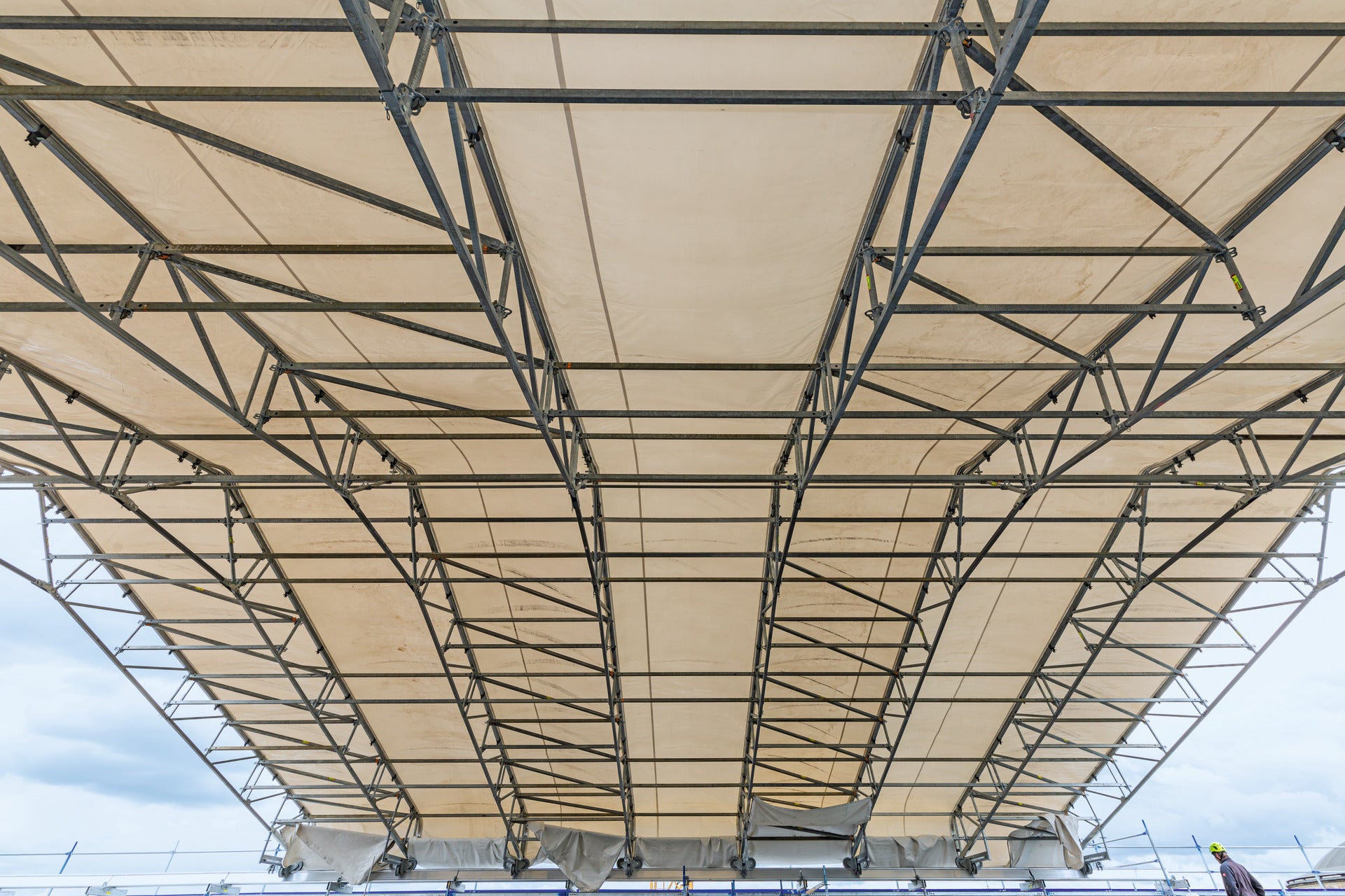 Die Kederplanen lassen sich mit einer leicht laufenden Vorrichtung von einer Rolle über die gesamte Breite gleichmäßig einziehen.<br/>