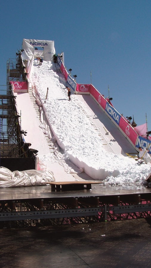 スペイン（セビリア）のランプランプの手前に付けられたPERI UP ロゼット の階段塔によってすべてのレベルへのアクセスが可能でした。ランプを合板で覆った後、40cm の雪の層が造られました。