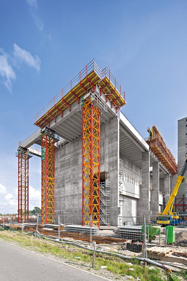 These 23,60 m high heavy-duty shoring towers each carry loads of over 200 t. 10 m high tower sections were pre-assembled which accelerated the construction process.