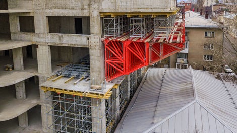 Такое основание было спроектировано в форме горизонтального стола из SB рам, которые упирались в уже готовые части дома и не требовали опоры на землю. Опалубка для бетонирования консоли и следующих перекрытий устанавливалась как раз на этот стол.