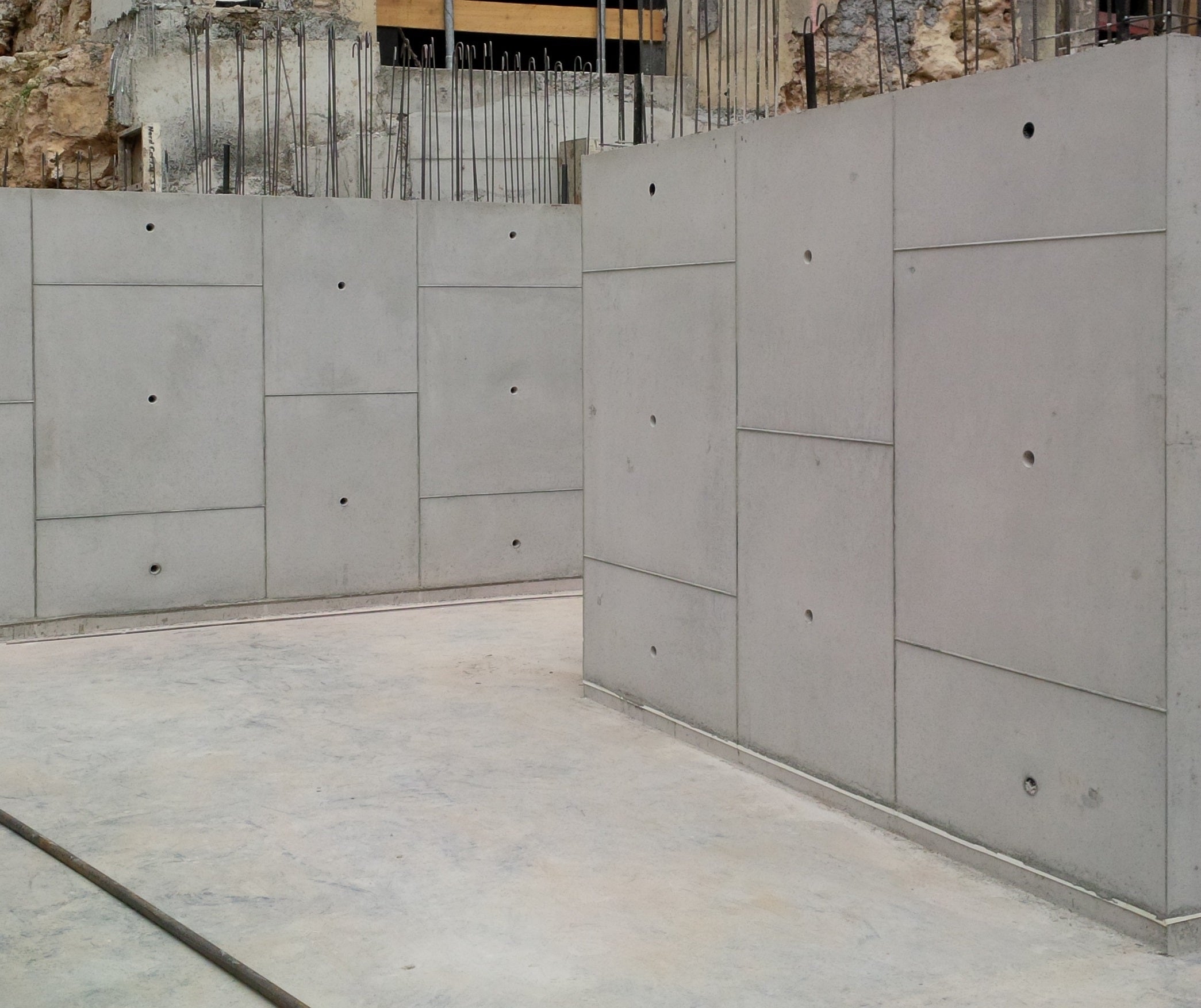 Les premiers voiles décoffrés au sous-sol : passages des tiges centrées