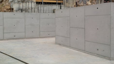 Les premiers voiles décoffrés au sous-sol : passages des tiges centrées