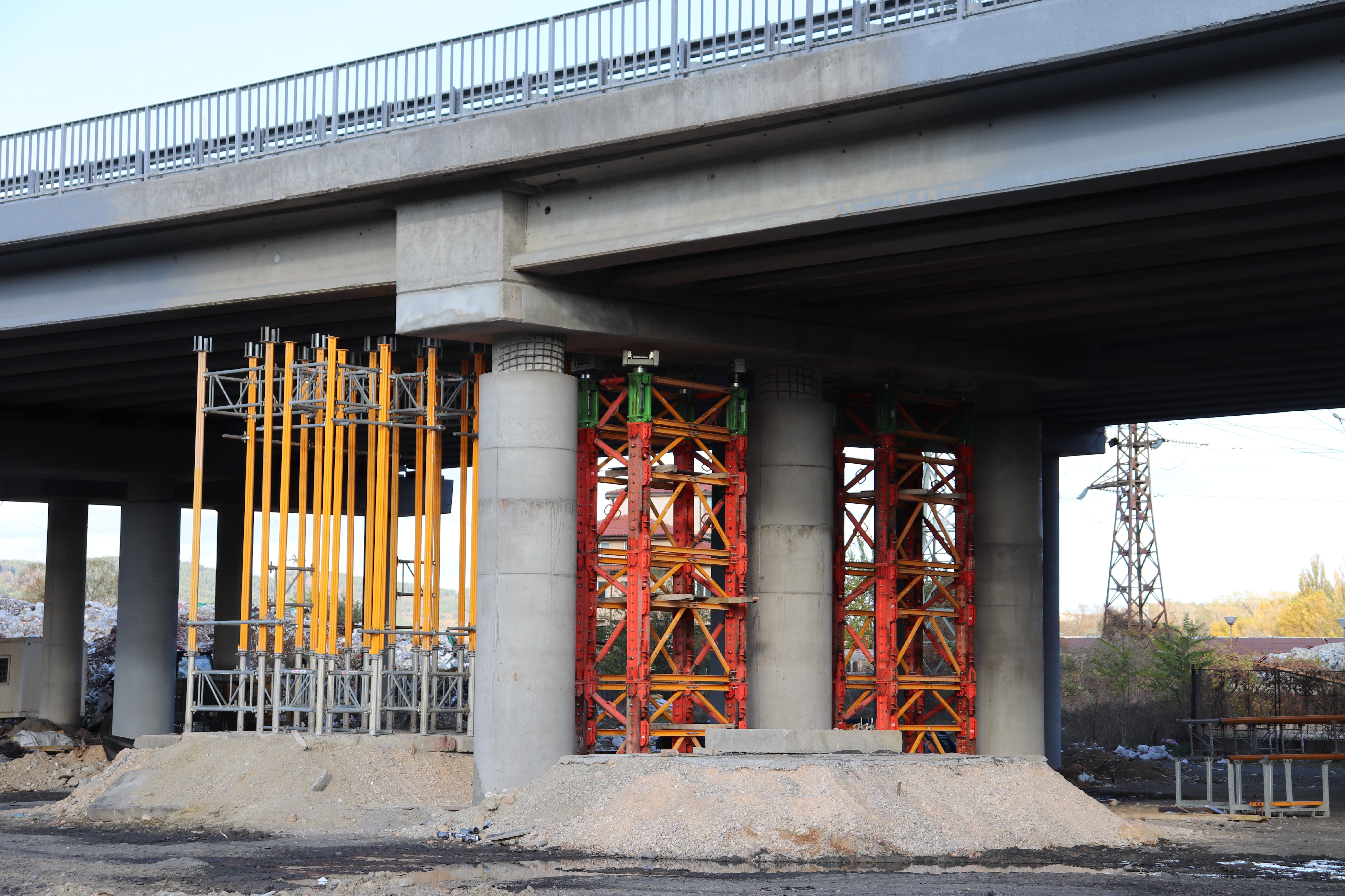Преподпиране на увреден стълб с VST Подпорни кули за тежки натоварвания и подпорна система MULTIPROP