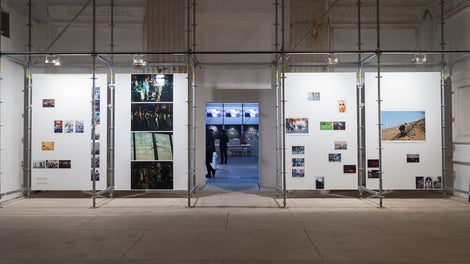 Использование в архитектуре Основного проекта Шестой Московской биеннале строительных лесов позволило одновременно решить несколько практических и концептуальных задач: сохранить интерьер павильона в первозданном виде и оставить его видным сквозь конструкции с размещенными экспонатами.