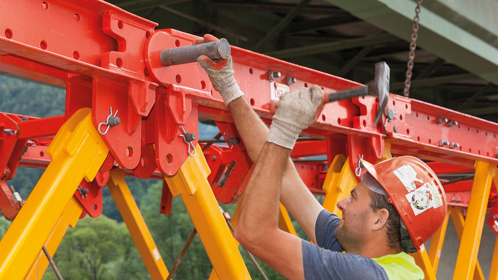 Due to the standardised connections with only a minimum of tool usage, the VARIOKIT construction kit system is easy and simple to assemble.