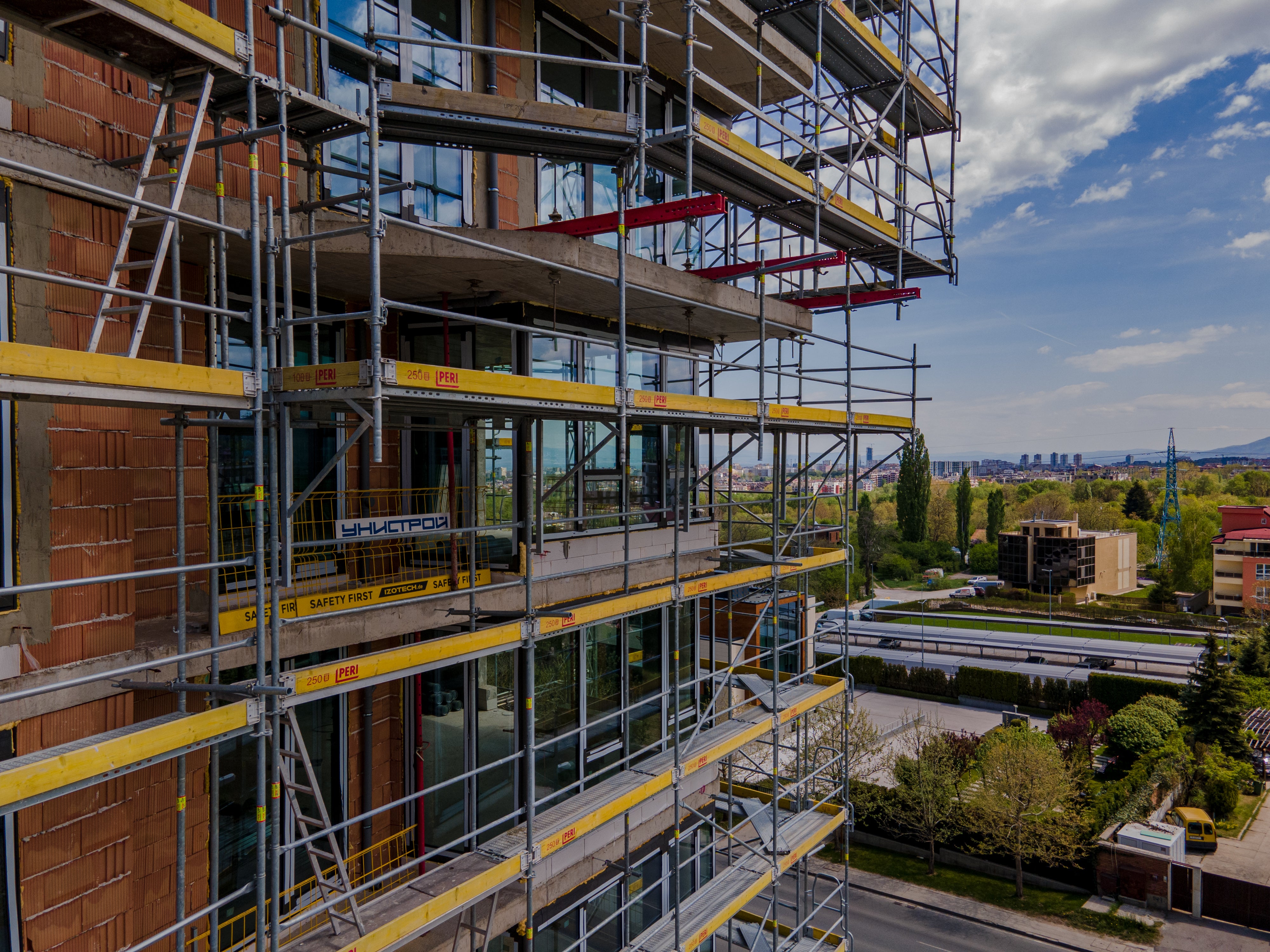 Възможността на фасадното скеле да се комбинира с други системи от портфолиото на Пери позволява изготвянето на най-ефективното решение за всеки проект