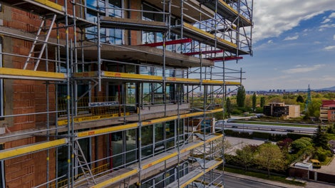 Възможността на фасадното скеле да се комбинира с други системи от портфолиото на Пери позволява изготвянето на най-ефективното решение за всеки проект