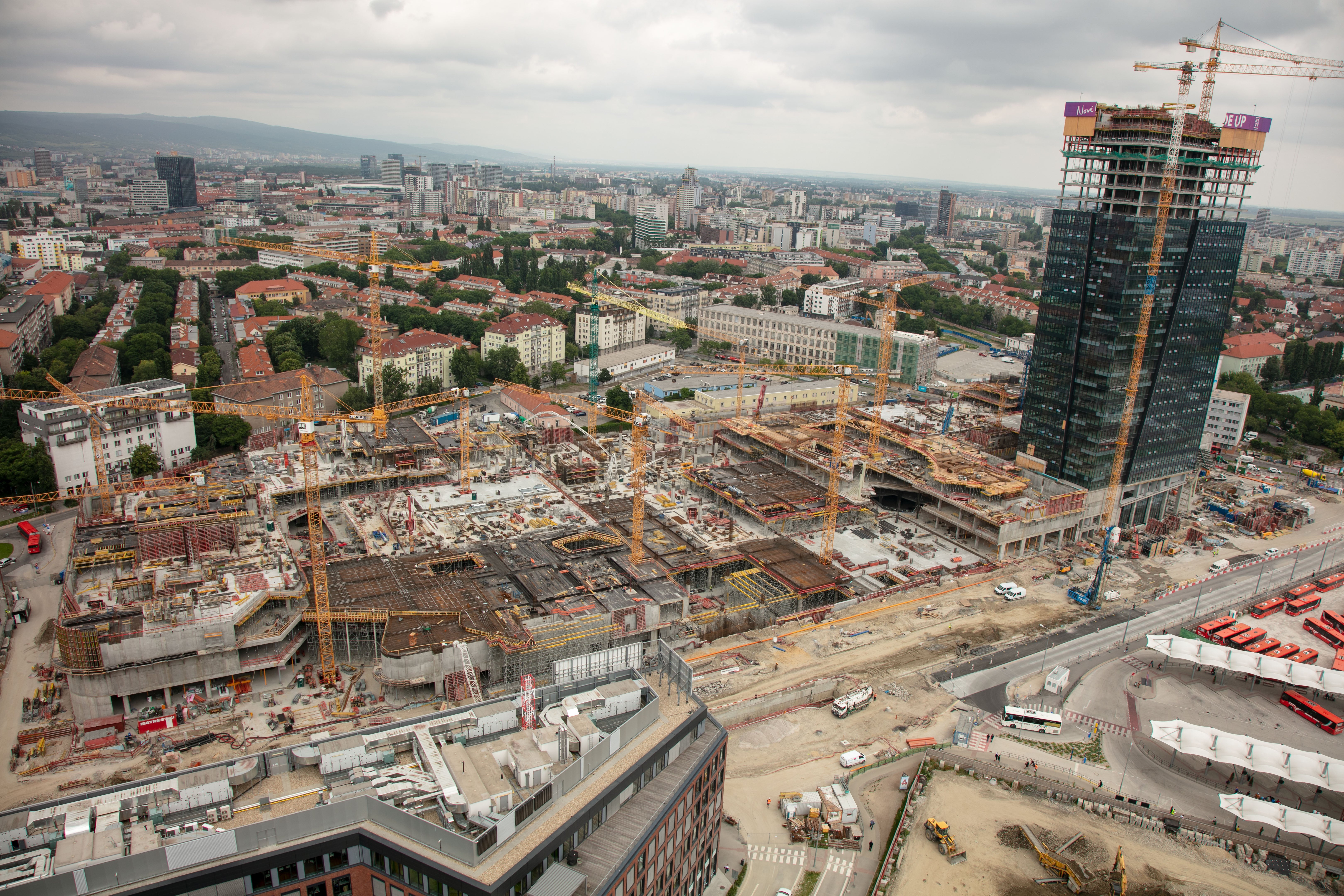 Náročnosť technického návrhu nepozostávala len z rozsahu, ale aj z rôznorodosti tvaru nosných konštrukcií, čoho dôkazom je fakt, že na technickom oddelení v PERI pracovali na návrhoch debnenia a lešenia denne súbežne dvaja technici, jeden zo Slovenska a jeden z Česka, viac ako jeden rok.