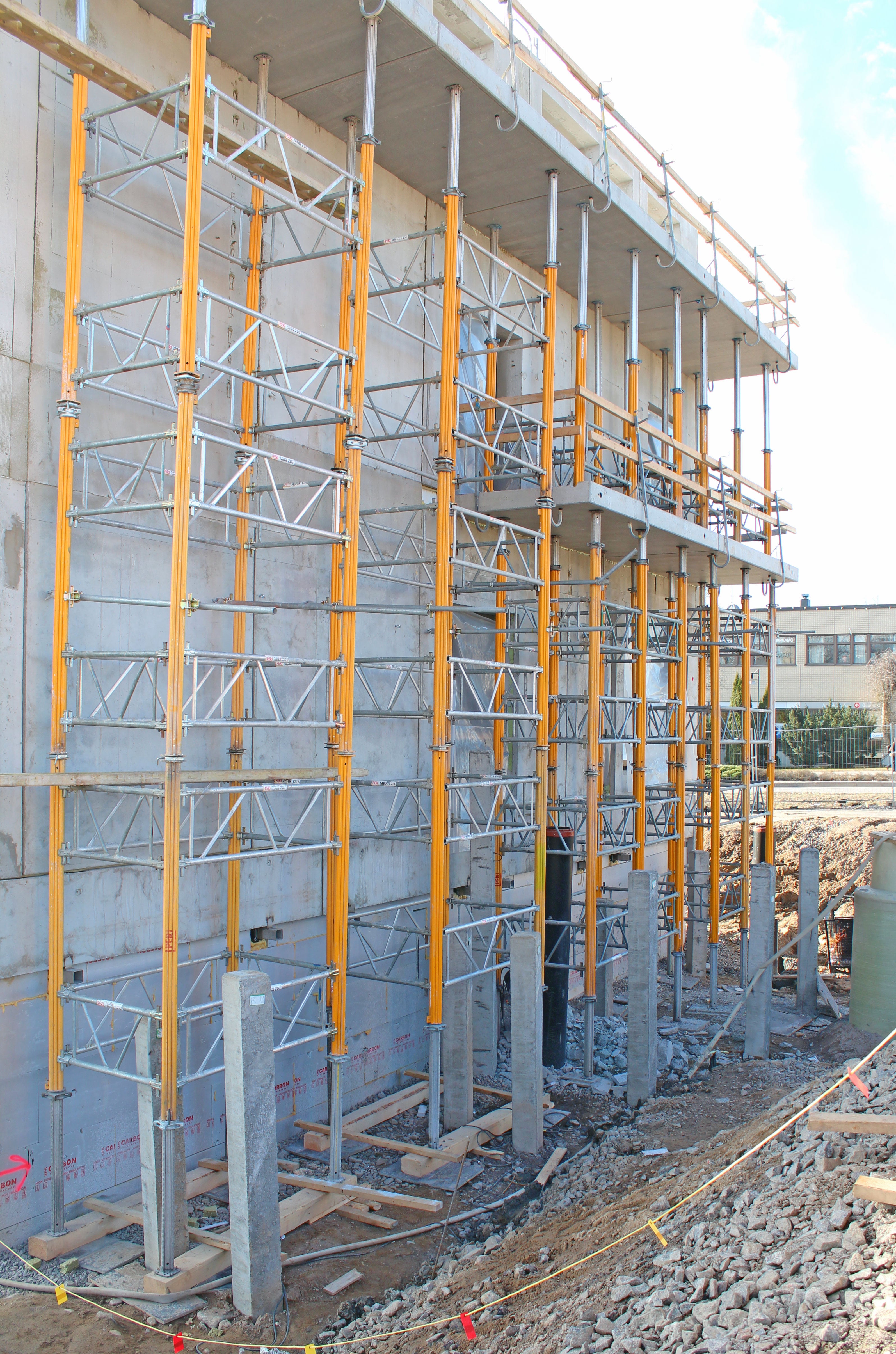 MULTIPROP-tukitornit parveketuennassa Domino-korttelin työmaalla.